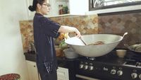 Prilly Latuconsina Bagikan Keseruan Masak Rendang 8 Kg Buat Lebaran!