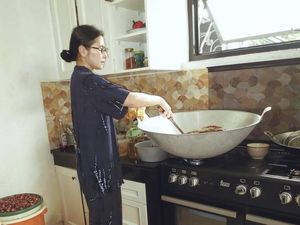 Prilly Latuconsina Bagikan Keseruan Masak Rendang 8 Kg Buat Lebaran!