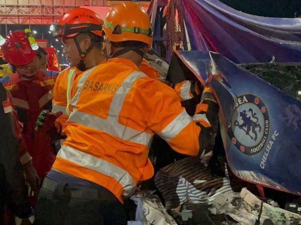 Proses Evakuasi Ioniq Remuk Tabrak Truk Mogok di Tol JORR