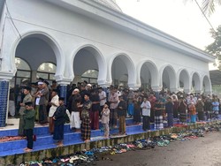 Warga Suger Kidul Jember Salat Idul Fitri Hari Ini