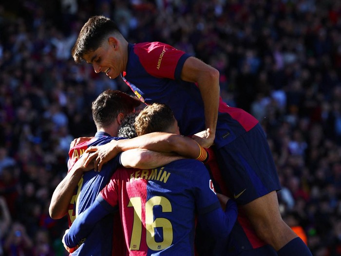 Soccer Football - LaLiga - FC Barcelona v Girona - Estadi Olimpic Lluis Companys, Barcelona, Spain - March 30, 2025 FC Barcelona's Robert Lewandowski celebrates with teammates after scoring their second goal REUTERS/Albert Gea