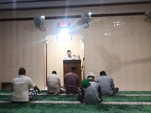 Khidmat Salat Tarawih Saat Nyepi di Tabanan Khidmat Salat Tarawih Saat Nyepi di Tabanan