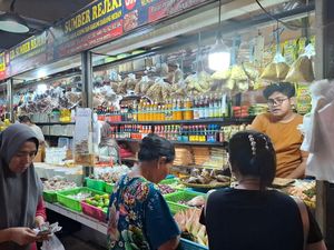 Bumbu Rendang hingga Opor Laris Manis H-1 Lebaran di Pasar Senen