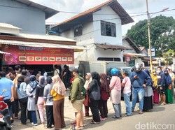 Cerita Warga Rela Antre Lapis Legit Viral di Palmerah Buat Lebaran