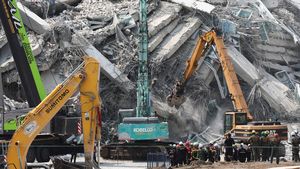 Alat Berat Dikerahkan Cari Korban Gedung Runtuh Akibat Gempa di Bangkok