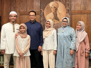 Warga Datangi Open House Anies Baswedan di Pendopo Rumahnya Warga Datangi Open House Anies Baswedan di Pendopo Rumahnya