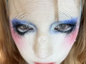 Tren Makeup Aneh: Riasan Benang Rajut yang Menghantui Tren Makeup Aneh: Riasan Benang Rajut yang Menghantui