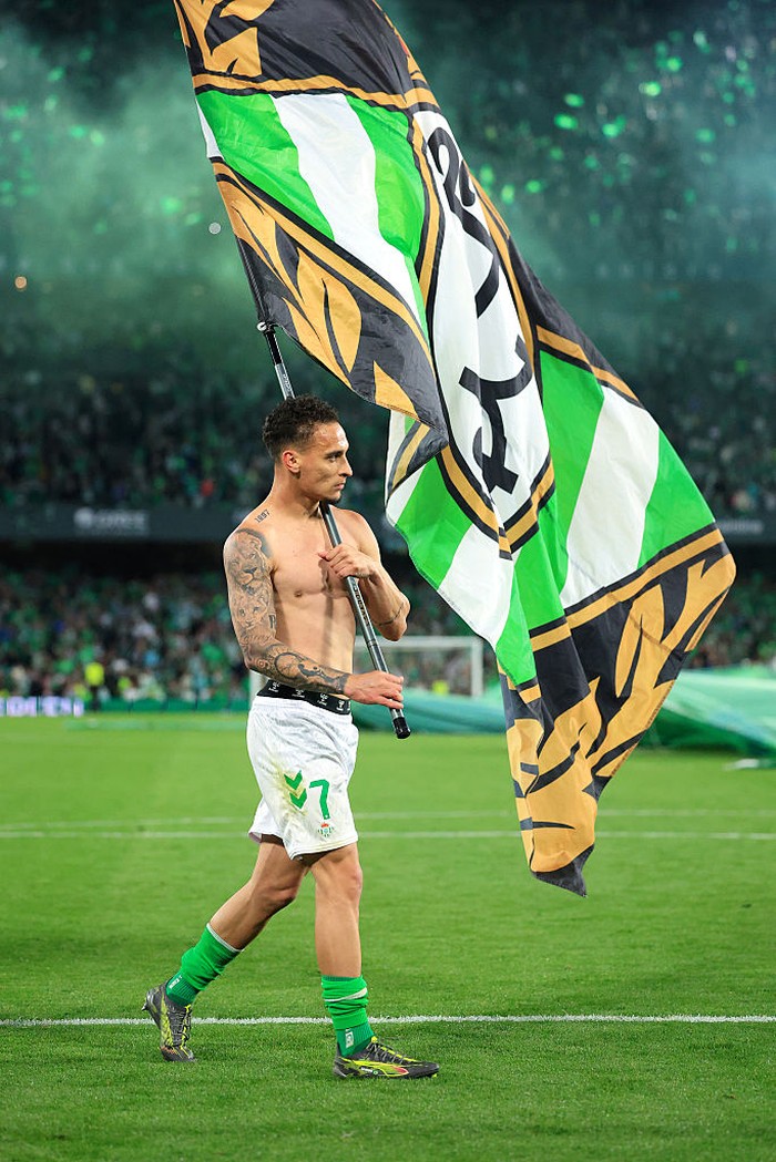 SEVILLE, SPAIN - MARCH 30: Antony of Real Betis is seen with a flag as he celebrates after the team's victory in the LaLiga match between Real Betis Balompie and Sevilla FC at Estadio Benito Villamarin on March 30, 2025 in Seville, Spain. (Photo by Fran Santiago/Getty Images)
