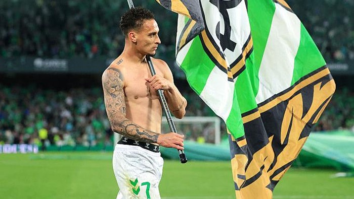 SEVILLE, SPAIN - MARCH 30: Antony of Real Betis is seen with a flag as he celebrates after the teams victory in the LaLiga match between Real Betis Balompie and Sevilla FC at Estadio Benito Villamarin on March 30, 2025 in Seville, Spain. (Photo by Fran Santiago/Getty Images)