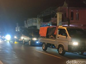 Video: Arus Mudik di Limbangan Padat, Polisi Berlakukan 15 Kali One Way Video: Arus Mudik di Limbangan Padat, Polisi Berlakukan 15 Kali One Way