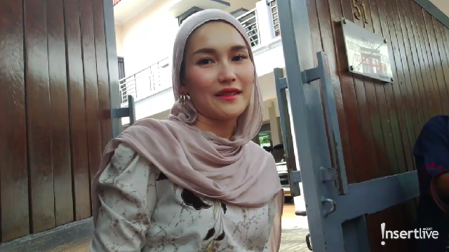 Update Informasi Selebriti InsertLive : Ikut Bantu Potong Hewan Kurban, Ayu Ting Ting: Saya Mah Memang Tukang Jagal