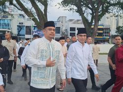 Menantu Jokowi dan Keponakan Surya Paloh Salat Id Bersama di Lapangan Merdeka