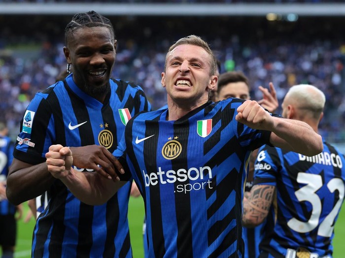 MILAN, ITALY - MARCH 30: Davide Frattesi of FC Internazionale celebrates with team mates after scoring to give the side a 2-0 lead during the Serie A match between FC Internazionale and Udinese Calcio at Stadio Giuseppe Meazza on March 30, 2025 in Milan, Italy. (Photo by Jonathan Moscrop/Getty Images)