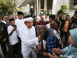 Warga Padati Open House Dedi Mulyadi di Gedung Pakuan