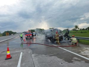 Isuzu Elf yang Terbakar di Tol Ngawi-Kertosono Pemudik Asal Pacitan Isuzu Elf yang Terbakar di Tol Ngawi-Kertosono Pemudik Asal Pacitan