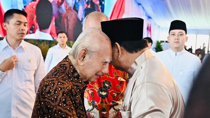 Emil Salim Sambangi Prabowo Subianto di Istana