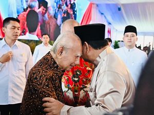 Momen Emil Salim Datangi Open House Perdana Prabowo di Istana Momen Emil Salim Datangi Open House Perdana Prabowo di Istana