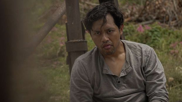 Pabrik Gula mengisahkan serangkaian kejadian horor dan mengancam nyawa yang diterima sekelompok pekerja musiman menjelang musim panen dan penggilingan tebu.