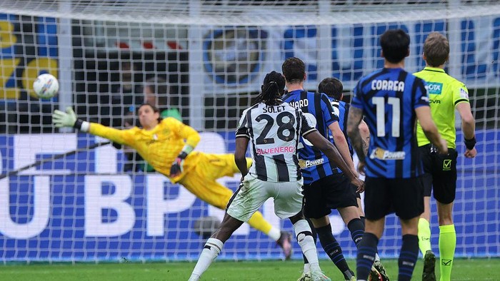 MILAN, ITALY - MARCH 30: Bomawoko Oumar Mickael Solet of Udinese Calcio scores to pull a goal back and reduce the arrears to 2-1 during the Serie A match between FC Internazionale and Udinese Calcio at Stadio Giuseppe Meazza on March 30, 2025 in Milan, Italy. (Photo by Jonathan Moscrop/Getty Images)
