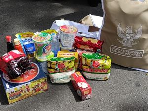 Gula hingga Kue Kering, Warga Beberkan Isi Bingkisan Open House Prabowo Gula hingga Kue Kering, Warga Beberkan Isi Bingkisan Open House Prabowo