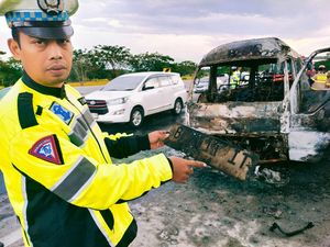 Kronologi Isuzu Elf Ditumpangi Pemudik Terbakar di Tol Ngawi-Kertosono Kronologi Isuzu Elf Ditumpangi Pemudik Terbakar di Tol Ngawi-Kertosono