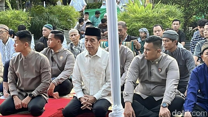 Jokowi mengadakan doa ID di Solo, Senin (3/31/2025).