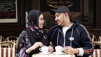 Momen Kartika Putri dan Habib Usman Bin Yahya Saat Kulineran