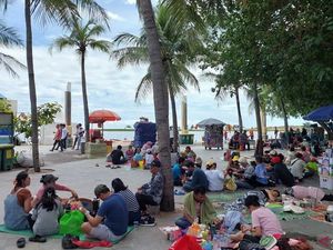 Lebaran Hari Pertama, Warga Mulai Liburan ke Pantai Ancol