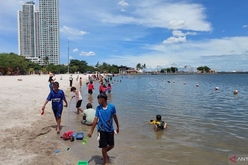 Kawasan Pantai Lagoon Ancol, Jakarta Utara jadi salah satu pilihan destinasi wisata dalam momen hari pertama lebaran Idul Fitri. (ANTARA/Fitra Ashari)
