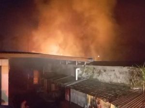 Api Lalap Pasar Cigasong Majalengka, 10 Kios Hangus Terbakar Api Lalap Pasar Cigasong Majalengka, 10 Kios Hangus Terbakar
