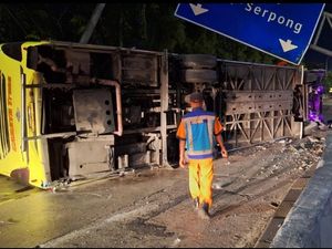 Kecelakaan Bus Terguling di GT Cikunir, Papan Penunjuk Jalan Ambruk Kecelakaan Bus Terguling di GT Cikunir, Papan Penunjuk Jalan Ambruk