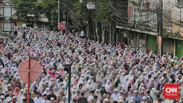 Umat Muslim melaksanakan salat idulfitri 1446 Hijriah secara berjamaah di lapangan olahraga Taman Menteng, Jakarta, di Jalan Jatinegara Barat dan Jalan Matraman Raya, Jatinegara, Jakarta. Senin, 31 Maret 2025. (CNN Indonesia/Adhi Wicaksono)