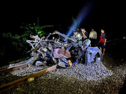 Mobil Remuk Tertabrak KA Turangga di Bagelen Purworejo