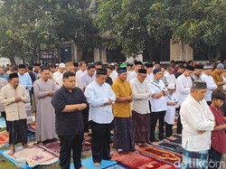 Ratusan Warga Korban Lumpur Sidoarjo Gelar Salat di Bawah Tanggul