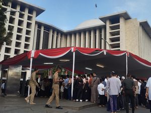 Warga Berbondong-bondong Salat Id, Lalin Sekitar Masjid Istiqlal Padat Warga Berbondong-bondong Salat Id, Lalin Sekitar Masjid Istiqlal Padat