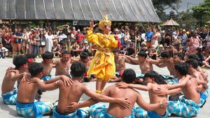 Pentas Tari Kecak Hibur Pengunjung Ulun Danu Beratan Bali