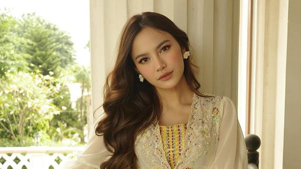5 Gaya Mahalini dengan Baju Lebaran Kuning, Idul Fitri Pertama Setelah Mualaf