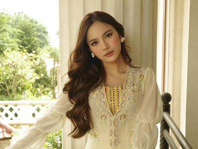 5 Gaya Mahalini dengan Baju Lebaran Kuning, Idul Fitri Pertama Setelah Mualaf