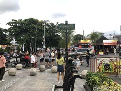 Malioboro Jogja Padat Sore Ini, Bakul Siomai: Alhamdulillah Dagangan Habis