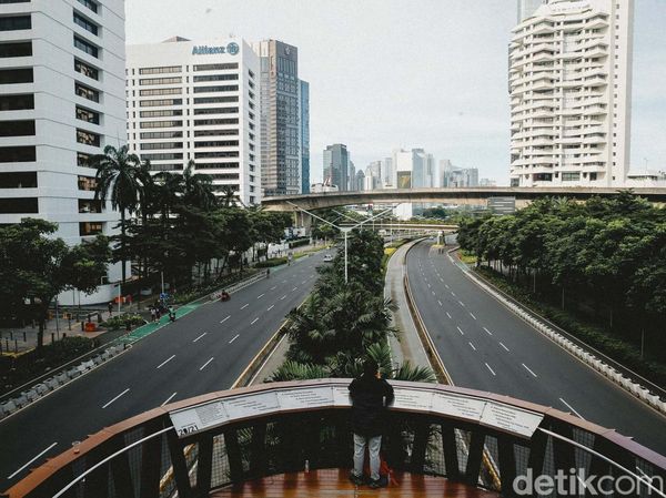Menikmati Lengangnya Jalan Protokol Jakarta Saat Lebaran