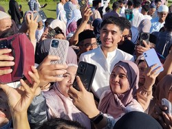 Momen Duta Sheila On 7 Diserbu Jemaah Usai Salat Id di Lapangan Ganjuran