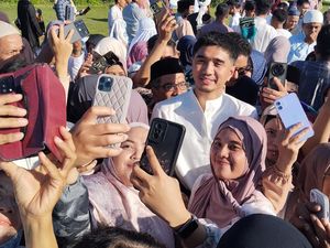 Momen Duta Sheila On 7 Diserbu Jemaah Usai Salat Id di Lapangan Ganjuran Momen Duta Sheila On 7 Diserbu Jemaah Usai Salat Id di Lapangan Ganjuran