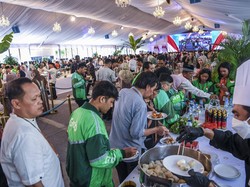 Video Warga Spill Isi Bingkisan Halalbihalal Prabowo: Handuk-Kue Kering