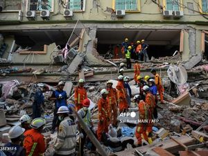 Duka Ibu Hamil Meninggal Sesaat Setelah Dievakuasi dari Puing Gempa Myanmar