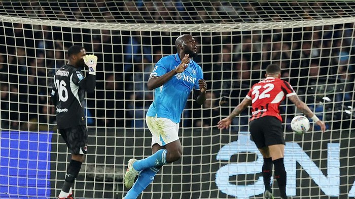 NAPOLI, ITALY – MARCH 30: Romelu Lukaku of Napoli celebrates after scoring his side second goal during the Serie A match between Napoli and AC Milan at Stadio Diego Armando Maradona on March 30, 2025 in Napoli, Italy. (Photo by Francesco Pecoraro/Getty Images)
