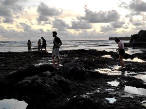 Turis Menikmati Pesona Eksotis Karang Hitam Pantai Cemagi Saat Idul Fitri Turis Menikmati Pesona Eksotis Karang Hitam Pantai Cemagi Saat Idul Fitri