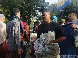 Penjual Koran Raup Cuan di Lokasi Salat Id Lapangan Lumintang Denpasar