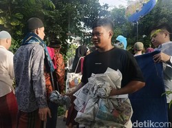 Penjual Koran Raup Cuan di Lokasi Salat Id Lapangan Lumintang Denpasar