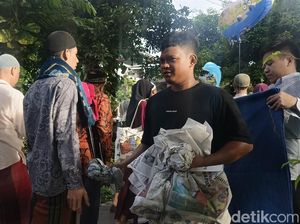 Penjual Koran Raup Cuan di Lokasi Salat Id Lapangan Lumintang Denpasar Penjual Koran Raup Cuan di Lokasi Salat Id Lapangan Lumintang Denpasar