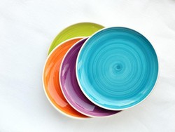 Pilih Warna Piring Makan yang Tepat Ternyata Bisa Bantu Diet